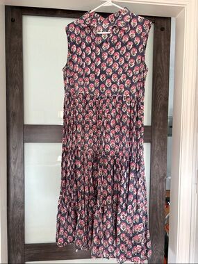 Sleeveless Floral Tiered Midi Dress in Navy and Pink